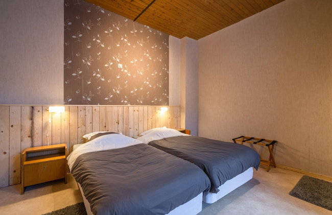 Mansion With Pool & Bar - Photo 18