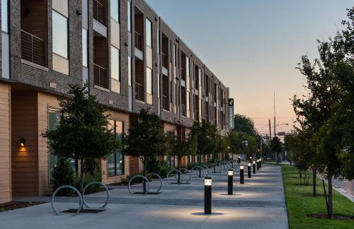 Poolside Luxury 1BR w Private Patio - Photo 57