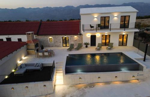 Newly built Villa MarVista with 4 bedrooms,infinity pool & stunning sea and mountain views - Photo 9