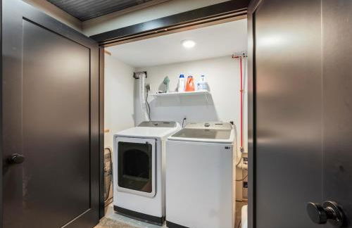 The Log Haus, a newly renovated lakefront cabin close to the trails - Foto 29