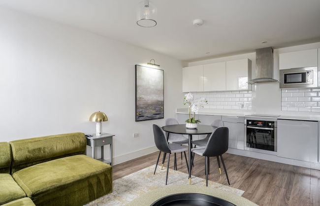 Luxurious 2 Bedroom Apartment With Free Parking - Photo 16