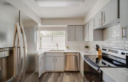 Stunning 4BR 2BA Hot Tub Cozy Holiday Home in Plano - Foto 10