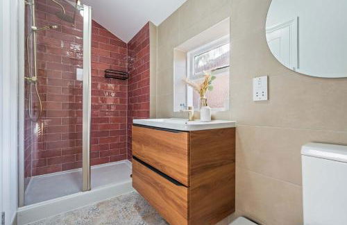 Charming and Spacious Home in Cradley Heath by 53 Degrees Property Sleeps 8 - Foto 27