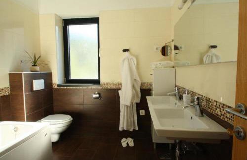 Beachfront Luxury Villa with Private Pool and Stunning Sea Views - Photo 35