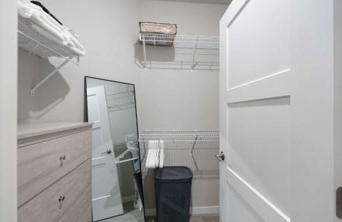 Pool & Fitness Room Near University Park - Covered Parking - Foto 47