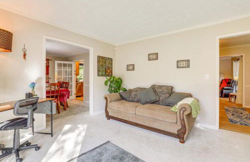 6 Mi to Stone Mountain Park Home with Deck! - Foto 14