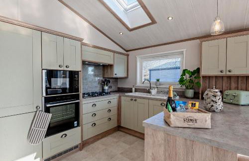 Kingfisher Lodge - Lakeside Lodge With Hot Tub - Foto 48