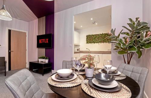 PRIME City Centre Location, THE JUKE BOX SUITE, Secure Gated FREE Parking Space, Unique STYLISH Apartment, AIR CONDITIONING & Two Bathrooms - Photo 22