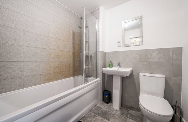 Cozy 4 Bedroom Home in Walsall, Free Parking, EVC, WIFI, 30 days 10 percent off - Foto 24
