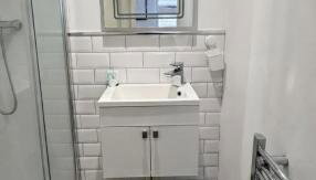 NEW! 2 bedroom Flat, Free Parking, PS5 and Netflix, ideal for professionals, relocators and families 1 minute to the centre and station - Foto 4, Shower