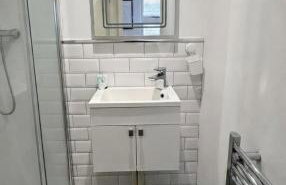 NEW! 2 bedroom Flat, Free Parking, PS5 and Netflix, ideal for professionals, relocators and families 1 minute to the centre and station - Foto 4