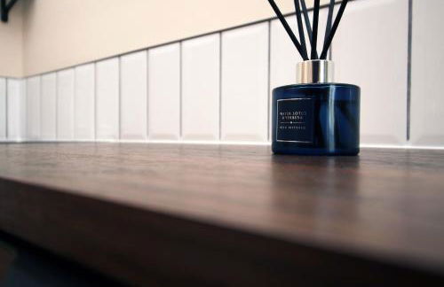 LUXURY 4 Bedroom 4 Ensuite Home in Penarth (Pool Table Games Room & BBQ Garden) with Sea Views - Photo 28