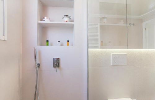 Bright villa with salt water pool - Photo 11