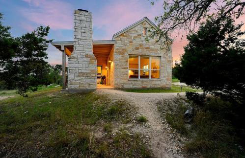 Beautiful Pet-Friendly Cottage with Outdoor Fireplace for a Wonderful Escape in Nature near Austin, Texas - Photo 15
