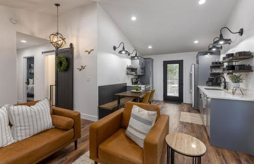 Modern 2BR Cabin w Hot Tub Near Wine Trail - Photo 18