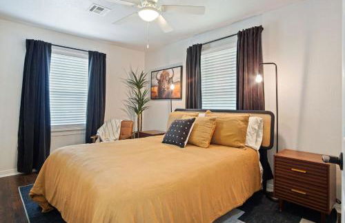 Charming Yellow Door House Steps from OU - Photo 12