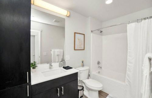 Waterfront Views Prime Downtown Apartment - Foto 17