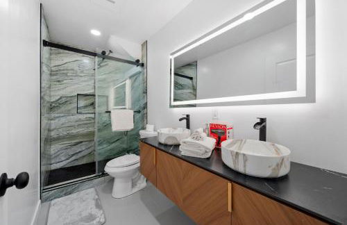 Entire Private Home with 2 Bedrooms 1 Bathroom, Grand View, King Bed, Spacious, Parking, Available Now - Foto 22