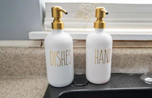 Modern Comfort Loves Park - Stylish 3BR Getaway - Foto 19