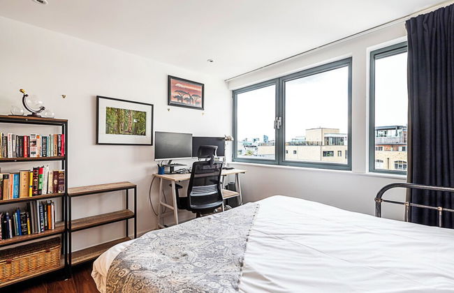 Modern Haven With Terrace View & Urban Charm - Foto 6