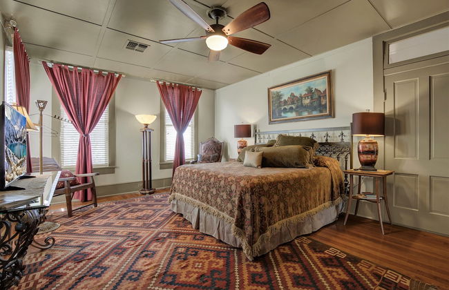 Beautiful and Unique Home With Fireplace and Pool! - Photo 6