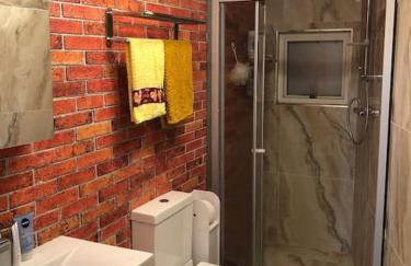 Cheerful 4 bedroom house with garden free parking - Photo 19