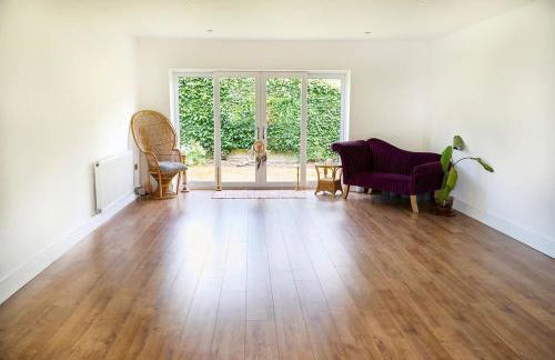 Chic Family Home with Garden Fire Pit & Event Space, Hot Tub - Foto 7