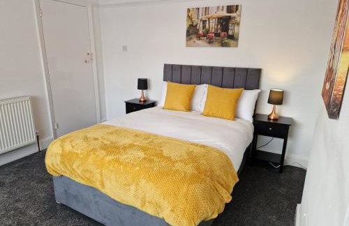 Stylish 4BR House, Sleeps 7, High-Speed Wi-Fi, Long Stay Friendly - Foto 21