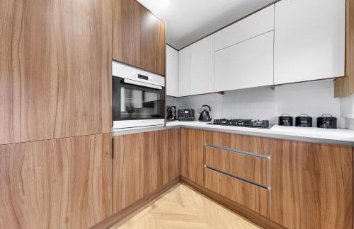 AC & Private Drive Stylish 4BR 5 Beds 8 Guests Wifi And Parking - Photo 9