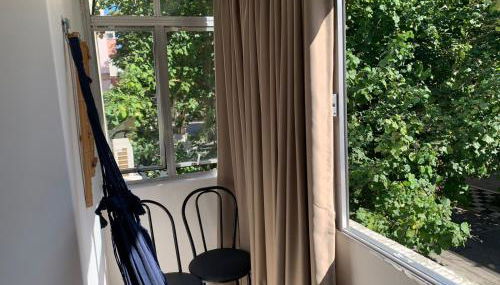 Apartamento Praia das Astúrias, 2 minutos de caminhada para praia, piscina, garagem demarcada, cama Queen - Foto 4