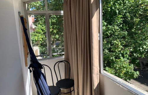 Apartamento Praia das Astúrias, 2 minutos de caminhada para praia, piscina, garagem demarcada, cama Queen - Foto 4