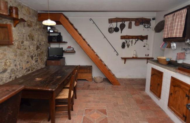 Lovely Cottage in Bagni di Lucca Amidst Fields - Photo 11