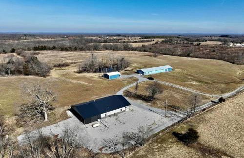 Cozy Wood-Interior Lodge with Screened Patio, Fire-Pit Table, Grill & Fast WiFi in Goreville, Illinois - Photo 14