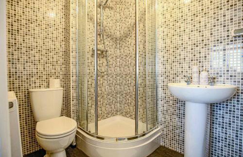 Luxury 5 Bedroom 3 Bathroom House - Smart TVs with Sky and Netflix, Super Fast WiFi, Free Parking by Yoko Property - Foto 19