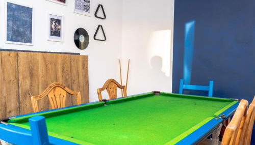 Comfortable 3BR Home, Steps from York Town Centre, Sleeps 6, Free Parking - Foto 2, Game Room