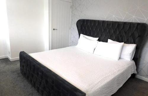 Beautiful 3 bedroom home with large garden 35 mins to Glasgow & Edinburgh - Photo 9