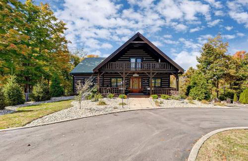 Large Log Cabin Chalet w/ Hot Tub - Horses & Lake! - Foto 18