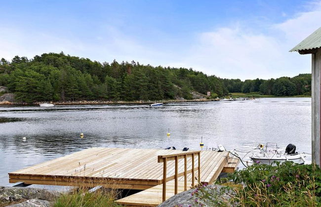 Seaside Cottage With Balcony and Grill - Photo 16