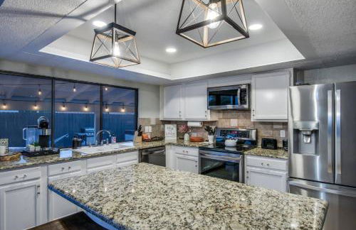 Jacuzzi & Pool House w/Game Room + Fire table - Foto 16