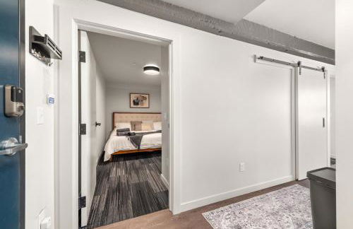 2BR Apartment in DT with Parking - Foto 30