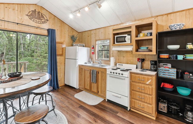 Cabin 10~ Cozy Toronto Lake Cabin ~ Walk To The Water 1 Bedroom Cabin by RedAwning - Photo 6