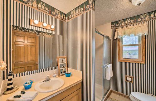 Kayaks and Boat Dock Waterfront Home in Grove - Foto 20