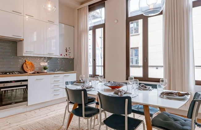 Charming Mansion in Vibrant Antwerp - Photo 3