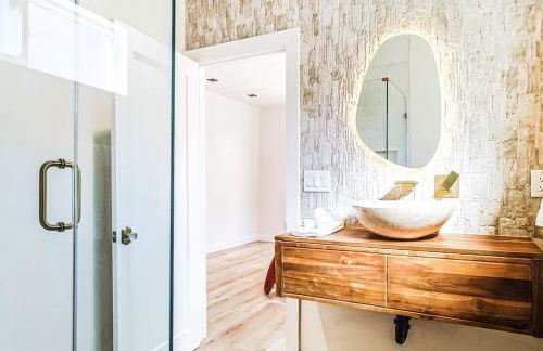 LA Retreat: Stylish 3BR Villa - Photo 22