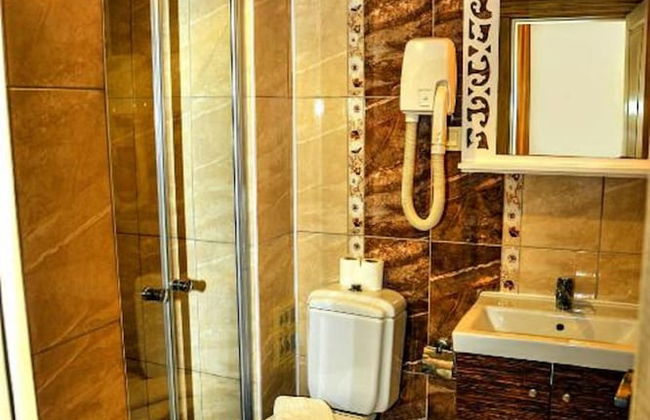 Beach Front Apartment Close to Centre of Side With all you Desire Sleeps up to 4 - Photo 9