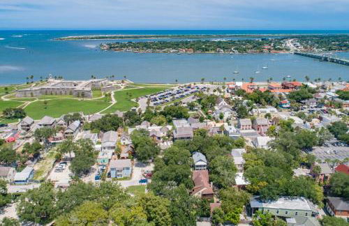 Colonial Quarter hideaway with modern comforts & balcony - near the beach - Photo 33