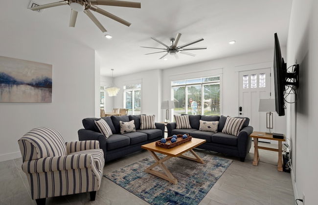 Brand NEW Expansive Coastal Home w/ Custom Furnishings Sleeps 15 - Foto 19