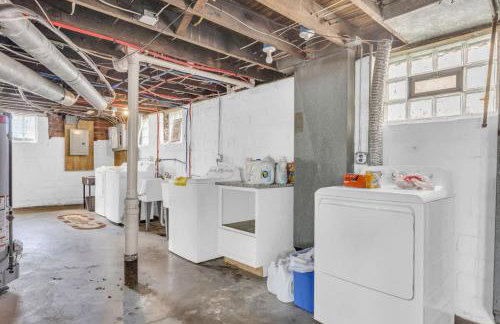 Modern & Cozy 2BR Retreat Near West Blvd - Foto 34