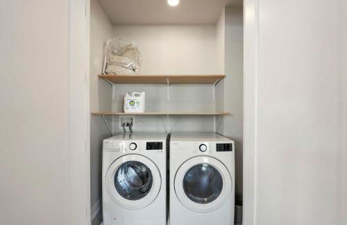 Modern Condo by Med District with Parking & Laundry - Foto 40