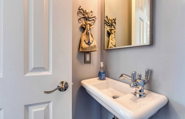 Waterfront 4bdr w/ Deck, Stunning Views, Fire Pit Cedar Street by Avantstay - Foto 14